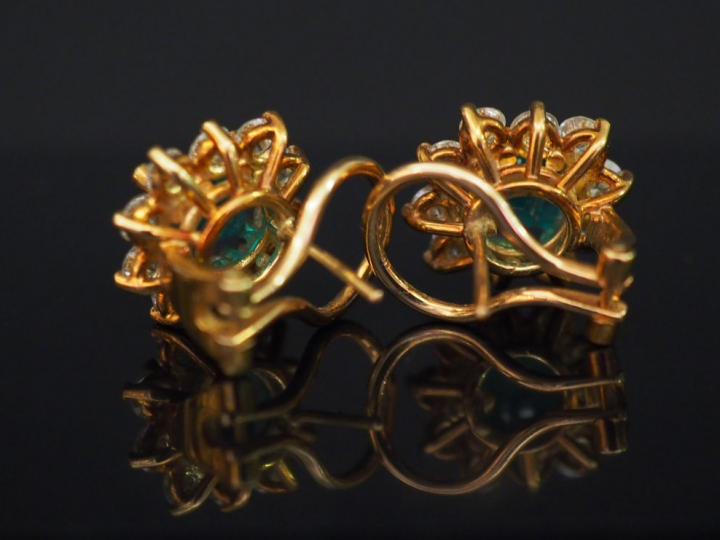 Paire de perce oreilles "marguerite", émeraude entourée de dix diamant