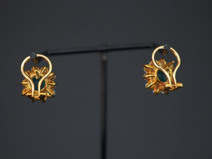 Paire de perce oreilles "marguerite", émeraude entourée de dix diamant