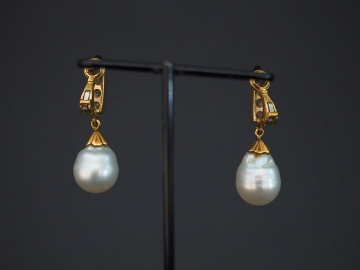 Paire de perce oreilles, perle baroque, or et trois diamants. Poids te