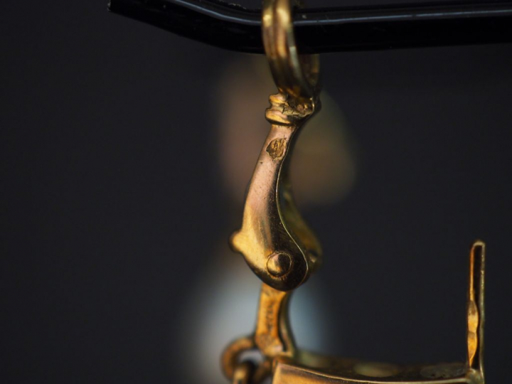 Paire de perce oreilles, perle baroque, or et trois diamants. Poids te