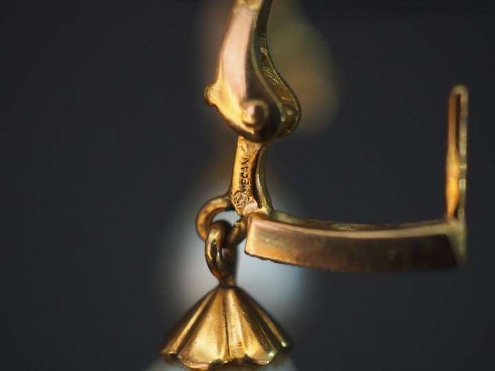 Paire de perce oreilles, perle baroque, or et trois diamants. Poids te