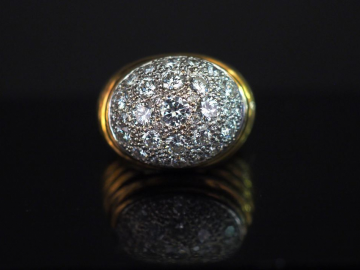 Bague dôme en or et pavage de diamants. Poids tel: 18,30 g