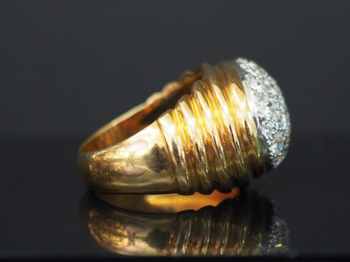 Bague dôme en or et pavage de diamants. Poids tel: 18,30 g