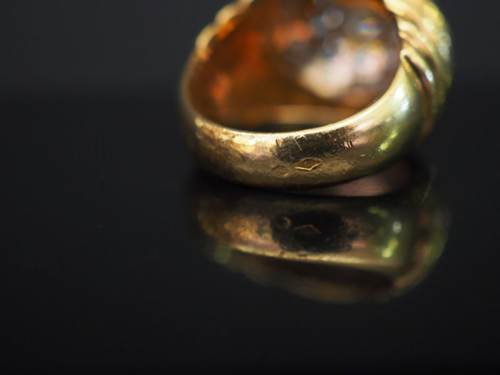 Bague dôme en or et pavage de diamants. Poids tel: 18,30 g