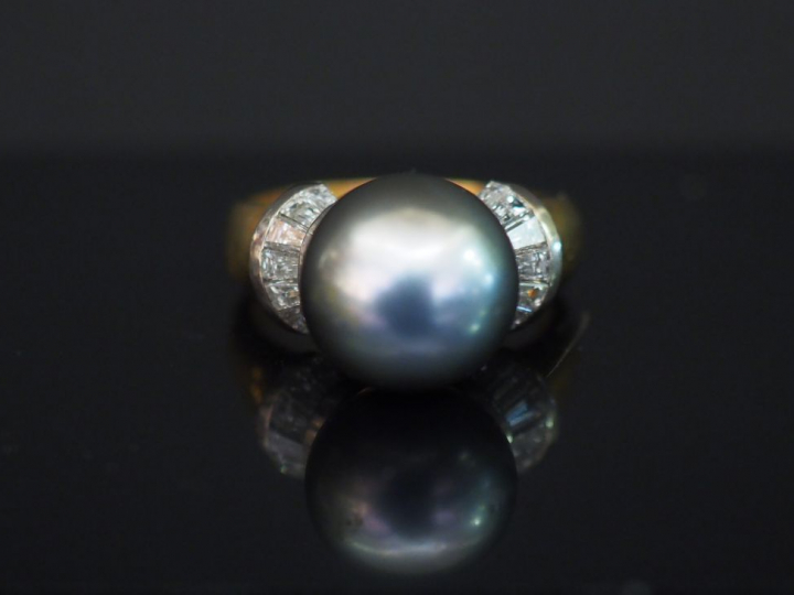 Bague en or, perle grise entourée de diamants baguette. Poids tel : 8,