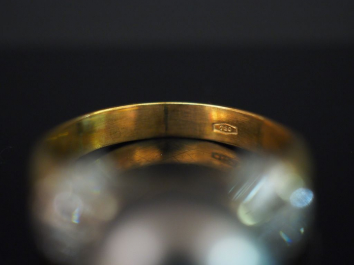 Bague en or, perle grise entourée de diamants baguette. Poids tel : 8,