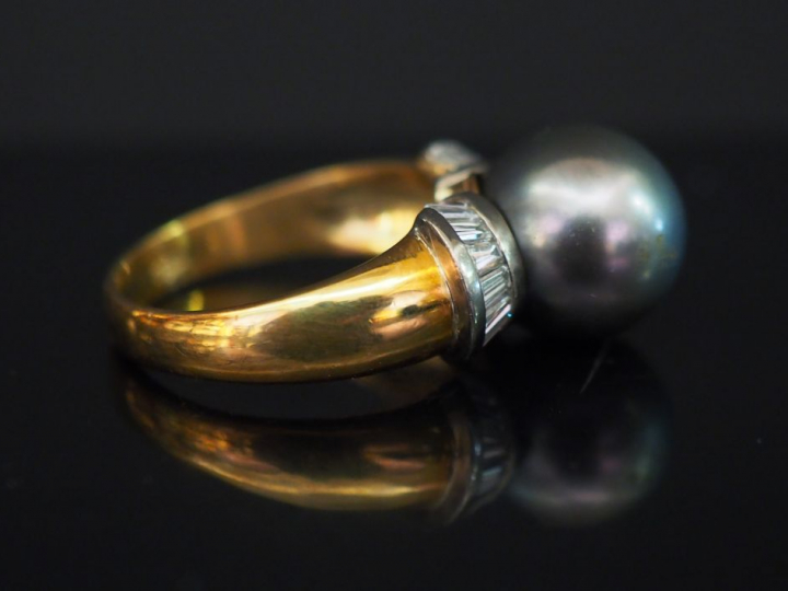 Bague en or, perle grise entourée de diamants baguette. Poids tel : 8,