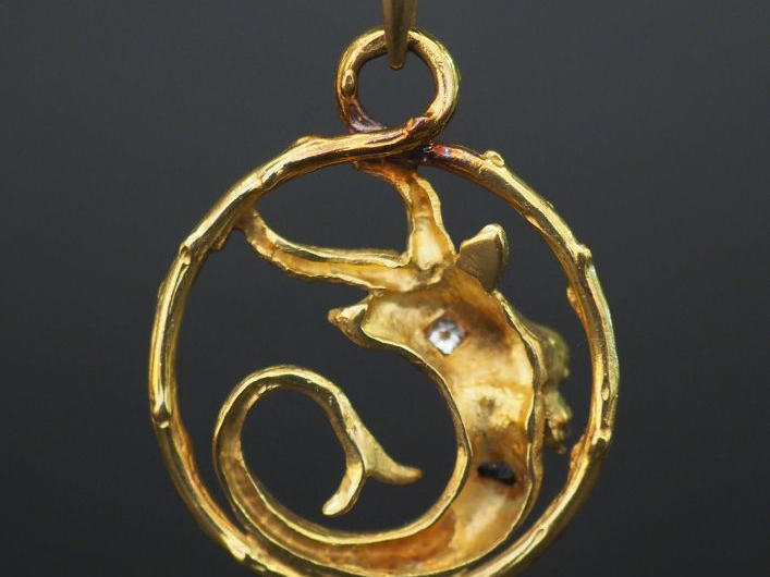 Pendentif "gazelle" en or ajouré et diamants, porte un poinçon P.G. Po