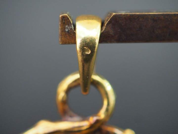 Pendentif "gazelle" en or ajouré et diamants, porte un poinçon P.G. Po