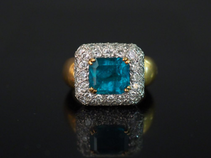 Bague marguerite moderne en or jaune, émeraude entourée d'un pavage de