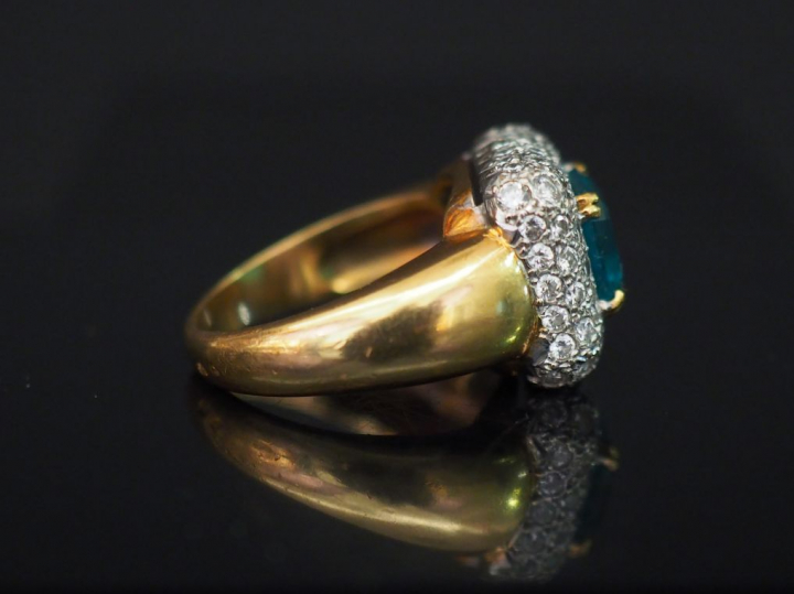 Bague marguerite moderne en or jaune, émeraude entourée d'un pavage de