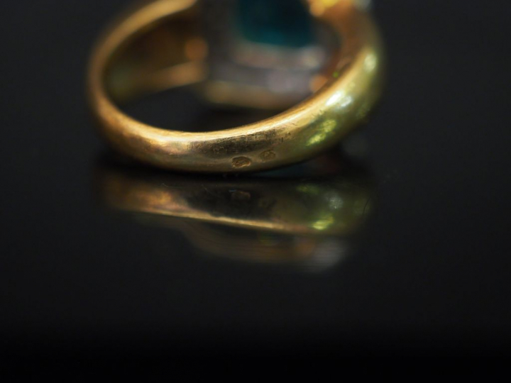 Bague marguerite moderne en or jaune, émeraude entourée d'un pavage de