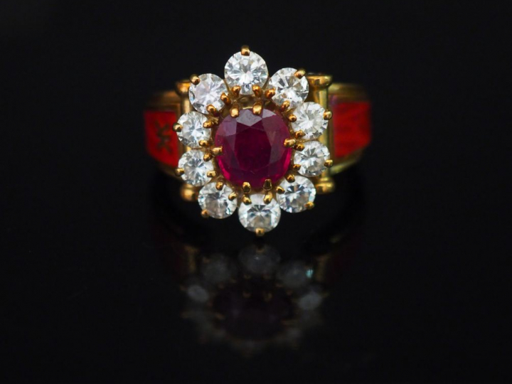 KORLOFF. Bague marguerite en or jaune rubis entouré de dix diamants ag