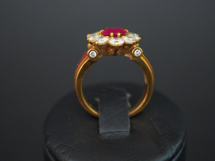 KORLOFF. Bague marguerite en or jaune rubis entouré de dix diamants ag