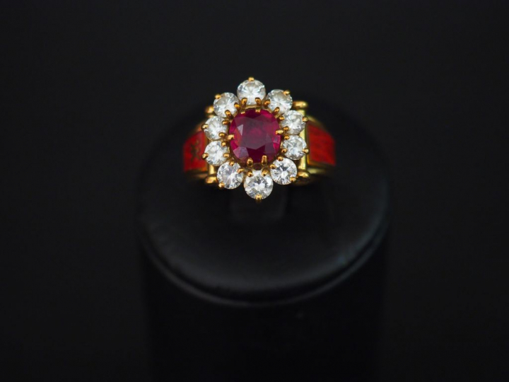 KORLOFF. Bague marguerite en or jaune rubis entouré de dix diamants ag