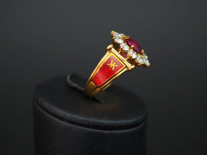 KORLOFF. Bague marguerite en or jaune rubis entouré de dix diamants ag