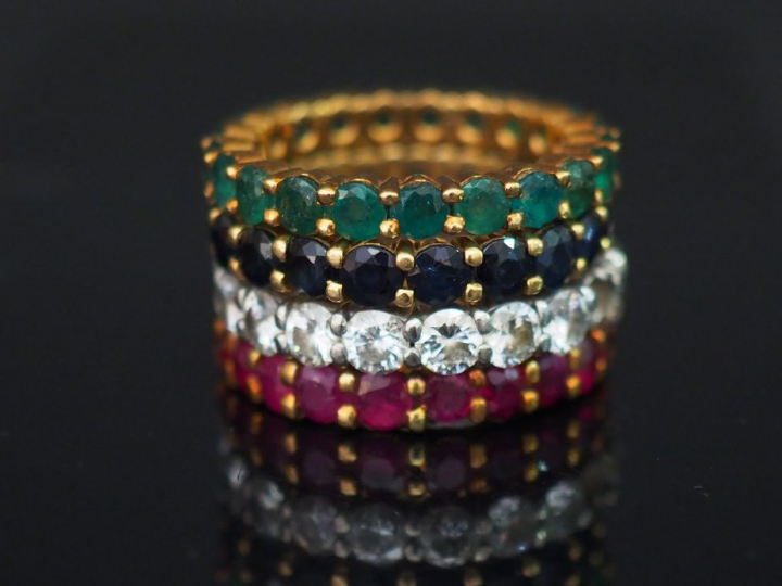 Bague quatre alliances, montures en or, rubis, diamants, saphirs, émer