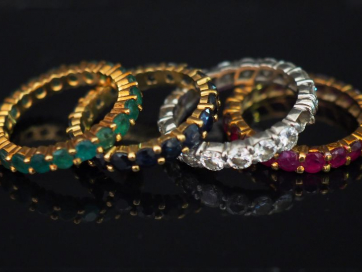 Bague quatre alliances, montures en or, rubis, diamants, saphirs, émer