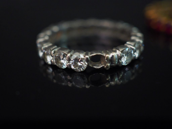 Bague quatre alliances, montures en or, rubis, diamants, saphirs, émer