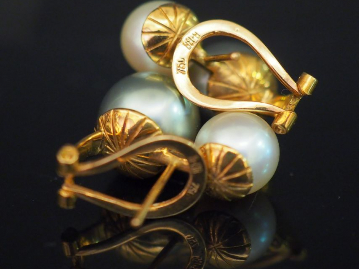 Paire de perce oreilles en or et perles. Poids tel : 11,29 g