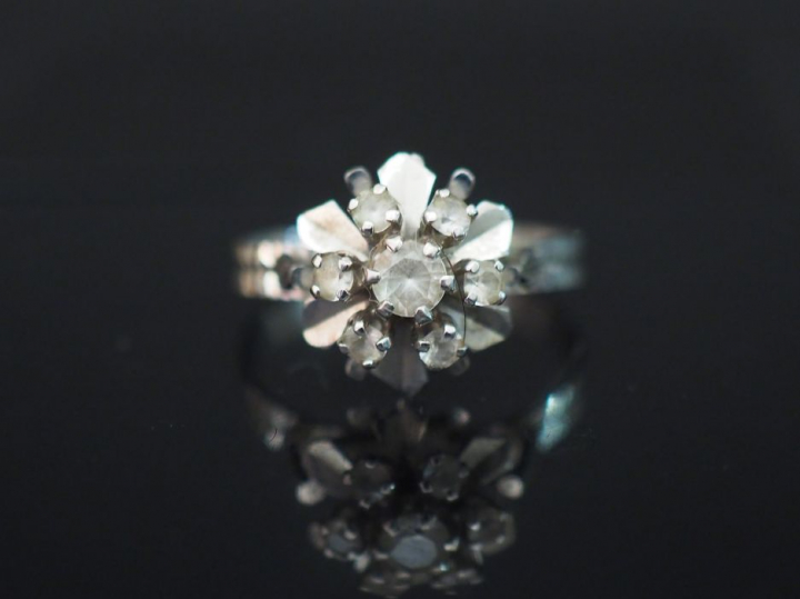 Bague en or et pierres à l'imitation du diamant. Poids tel : 3,10 g