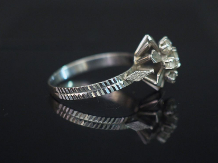 Bague en or et pierres à l'imitation du diamant. Poids tel : 3,10 g