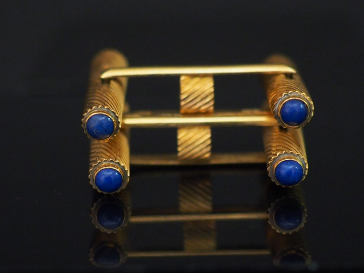 Paire de boutons de manchette en or et lapis lazzuli ? en cabochon Poi
