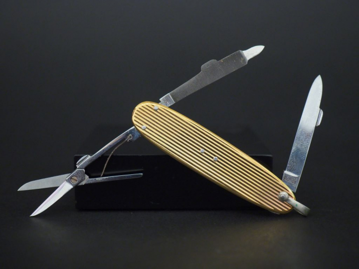 Canif en or et métal. Poids tel : 22 g