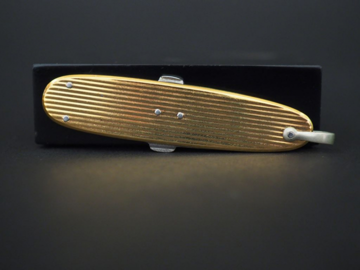 Canif en or et métal. Poids tel : 22 g