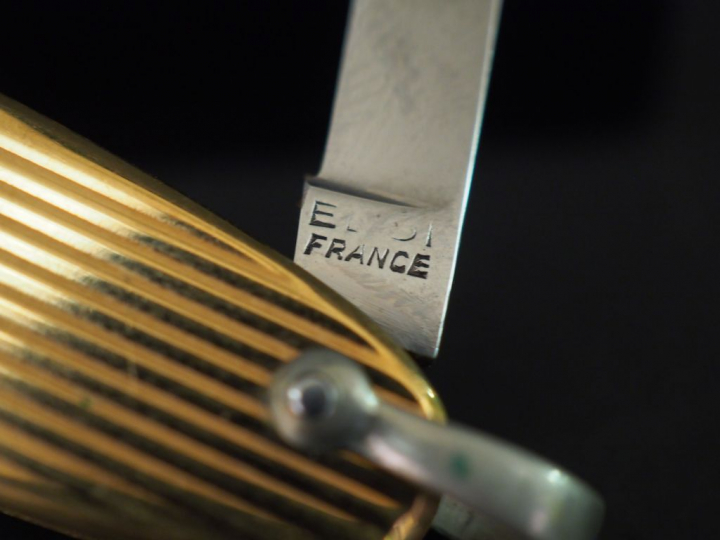 Canif en or et métal. Poids tel : 22 g