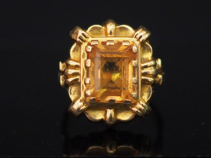 Bague Napoléon III en or et topaze. Poids tel : 5,70 g