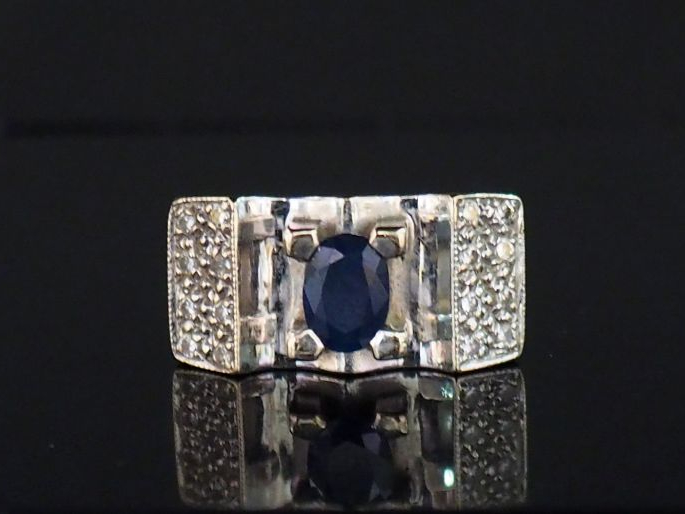 Bague de style Art Déco en or blanc ornée d'un saphir, entourage de pa