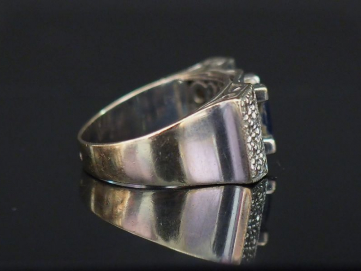 Bague de style Art Déco en or blanc ornée d'un saphir, entourage de pa
