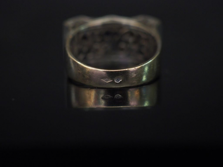 Bague de style Art Déco en or blanc ornée d'un saphir, entourage de pa