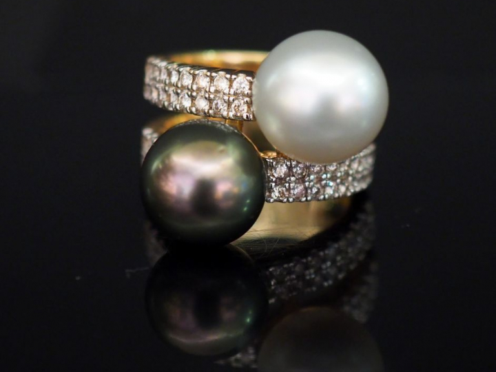 Bague deux anneaux en or jaune ornée de deux perles entourées de quatr