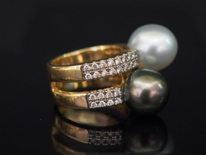 Bague deux anneaux en or jaune ornée de deux perles entourées de quatr