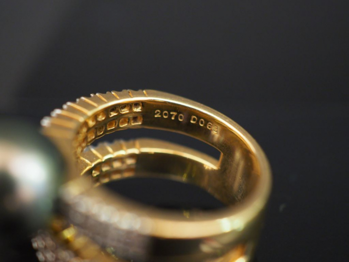 Bague deux anneaux en or jaune ornée de deux perles entourées de quatr