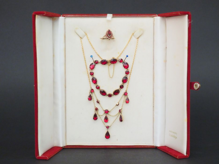 Parure en or et grenats comprenant un collier à pendeloques, un bracel
