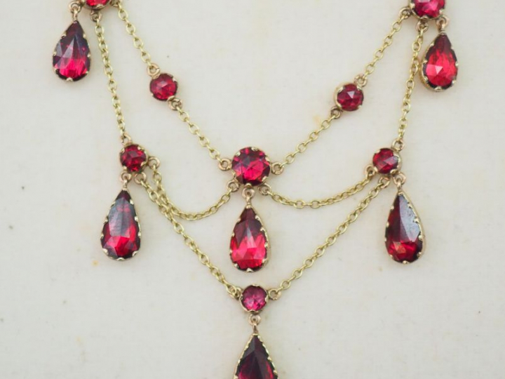 Parure en or et grenats comprenant un collier à pendeloques, un bracel