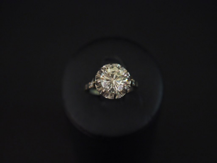 Bague solitaire de 2,52 cts, couleur N-R, pureté : SI1 Rapport Laborat