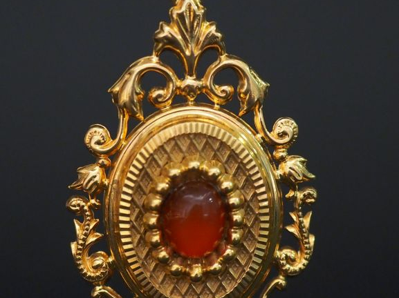Pendentif Napoléon III en or orné d'un cabochon central en ambre. Poid