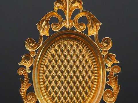 Pendentif Napoléon III en or orné d'un cabochon central en ambre. Poid