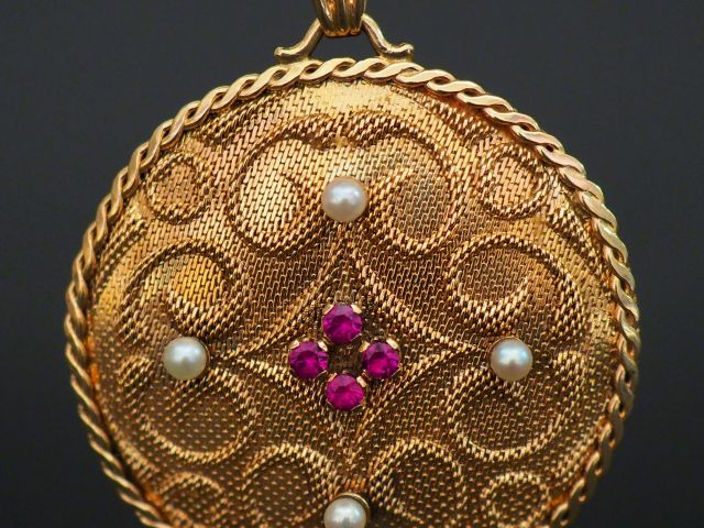 Pendentif en or gravé à décor d'entrelacs orné de quatre perles et de 