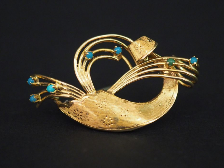 Broche gerbe en or agrémentée de 7 petites perles. Poids tel : 8,90 g