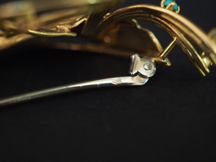 Broche gerbe en or agrémentée de 7 petites perles. Poids tel : 8,90 g