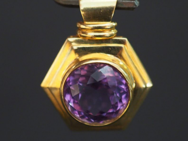 Pendentif en or à pans coupés orné d'une améthyste (?) Poids tel : 16 