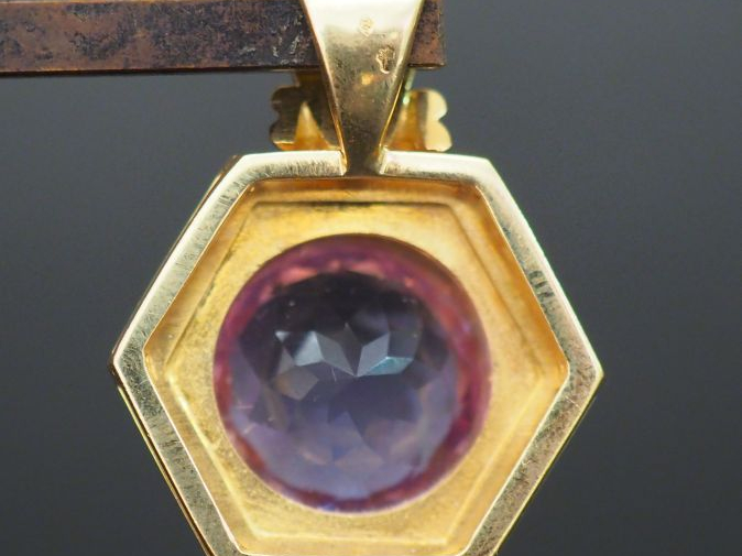 Pendentif en or à pans coupés orné d'une améthyste (?) Poids tel : 16 