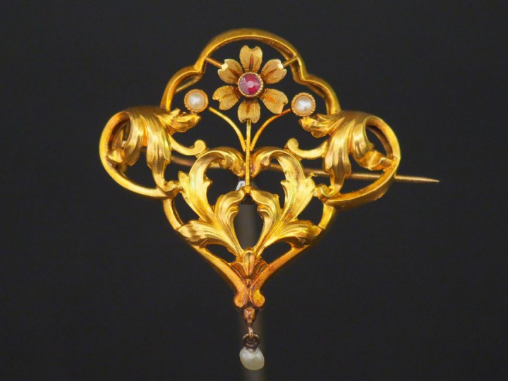 Pendentif Napoléon III en or et perles. Poids tel : 2 g