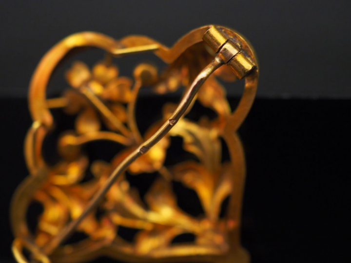 Pendentif Napoléon III en or et perles. Poids tel : 2 g