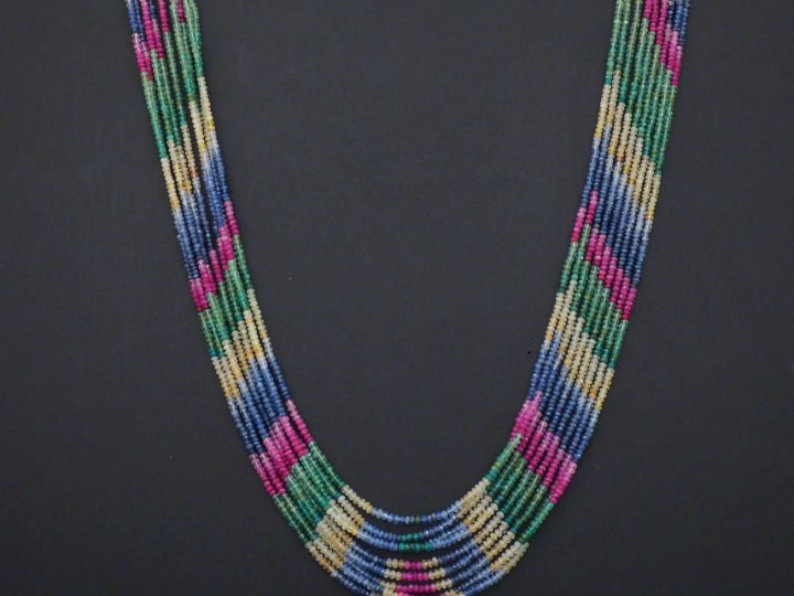 Grand sautoir à neuf rangs de pierres de couleur semi précieuses, ferm